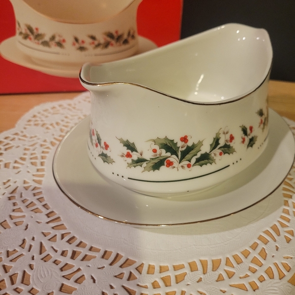 Vintage Holly Yuletide Porcelain Ware Gravy Boat with Saucer Double Spouted - Picture 5 of 8